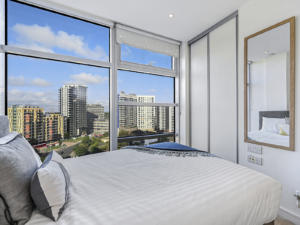 A bedroom at Pioneer Point with a city view